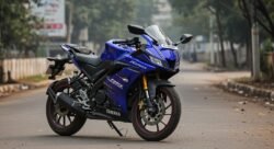 Yamaha R15 v4 का धमाका! 60kmpl माइलेज और 160km/h टॉप स्पीड देख लड़कियां भी हुईं दीवानी – जानें कीमत